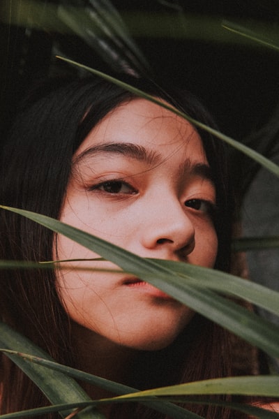 草叶后面的女人